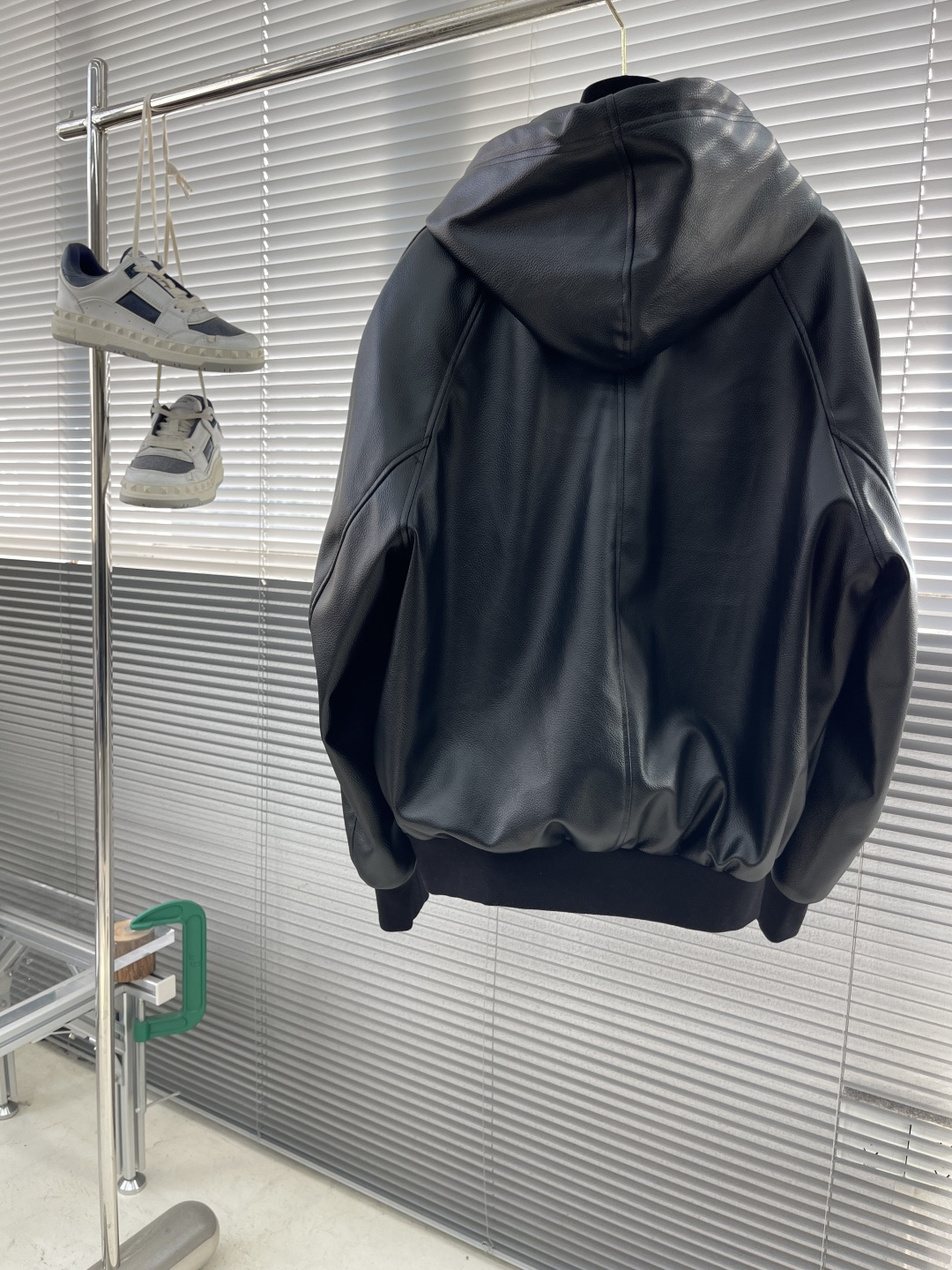 -Celin 皮革连帽夹克定制纹脂雅尊皮革 以及天丝尚品御里 色泽温润 光泽自然 饰以标志性Celin醒