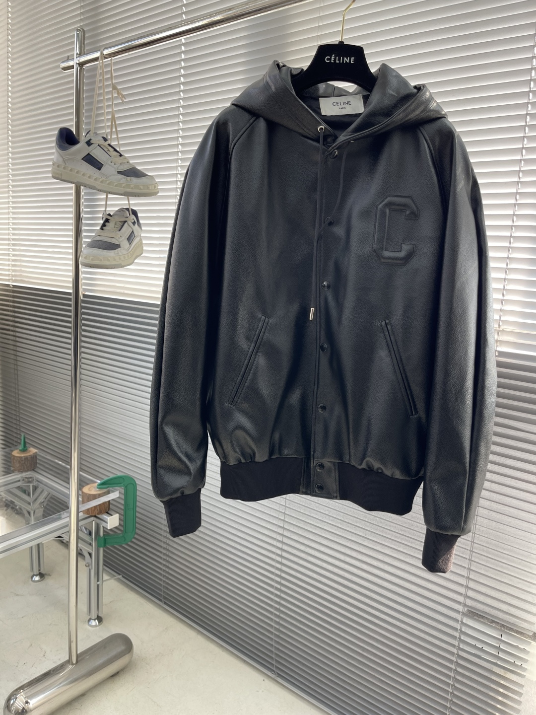 -Celin 皮革连帽夹克定制纹脂雅尊皮革 以及天丝尚品御里 色泽温润 光泽自然 饰以标志性Celin醒
