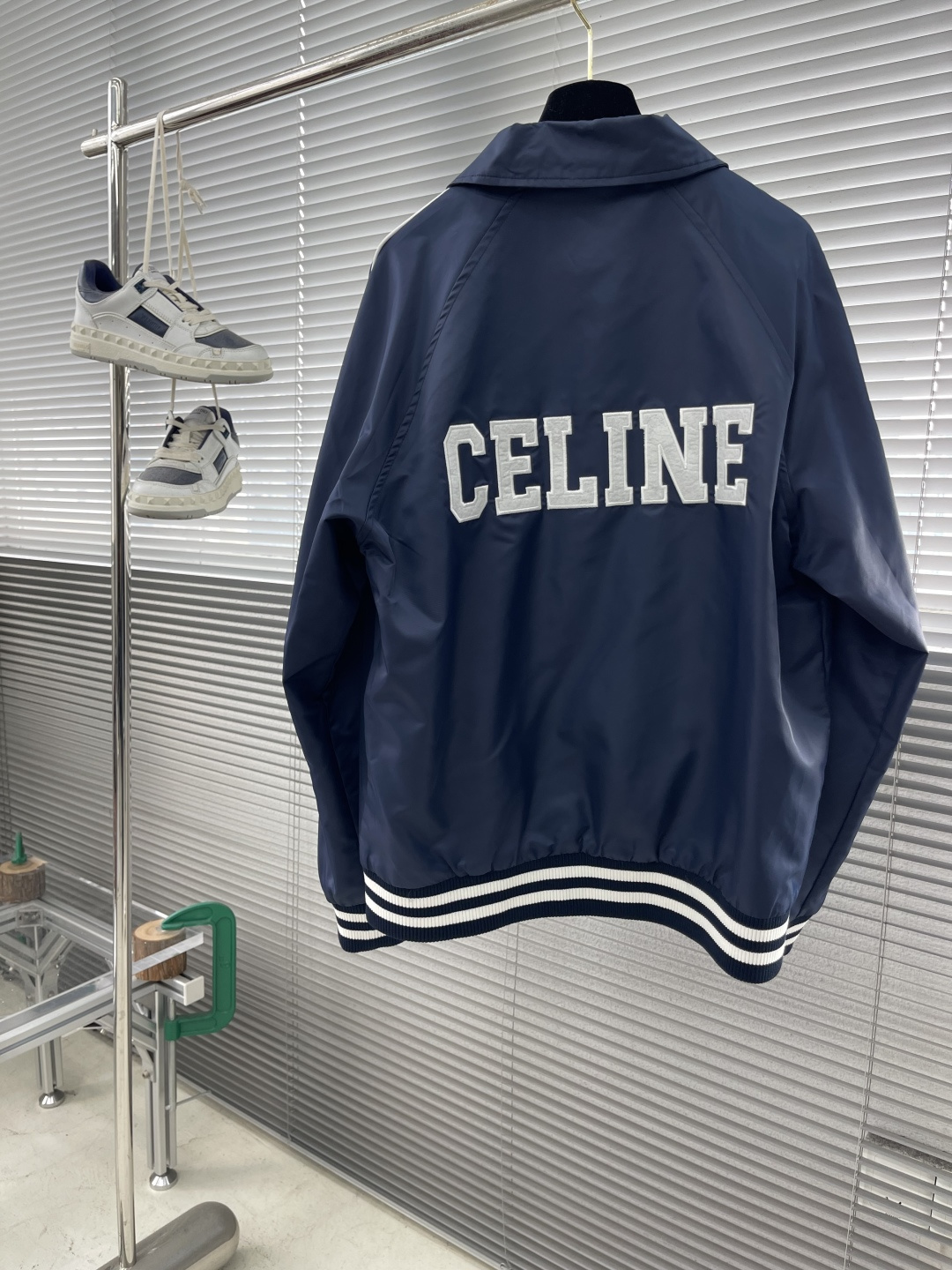 -CELIN 25fw新款学院风棒球服这款棒球服采用蓝色缎面锦纶面料制作而成，前胸与后背搭配有S家独家绣