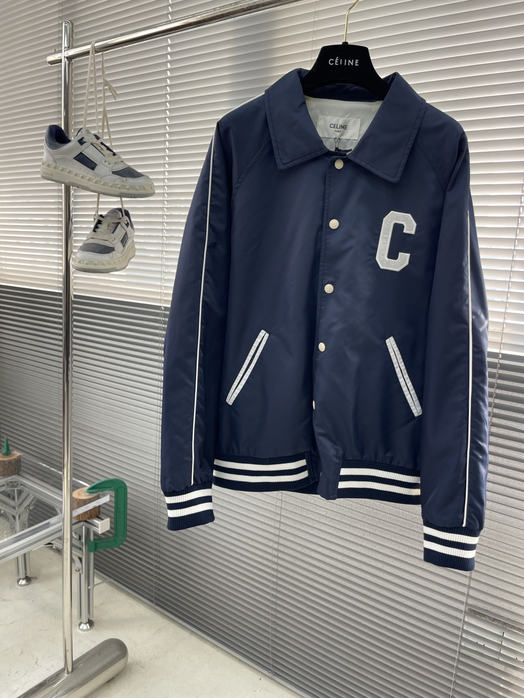 -CELIN 25fw新款学院风棒球服这款棒球服采用蓝色缎面锦纶面料制作而成，前胸与后背搭配有S家独家绣