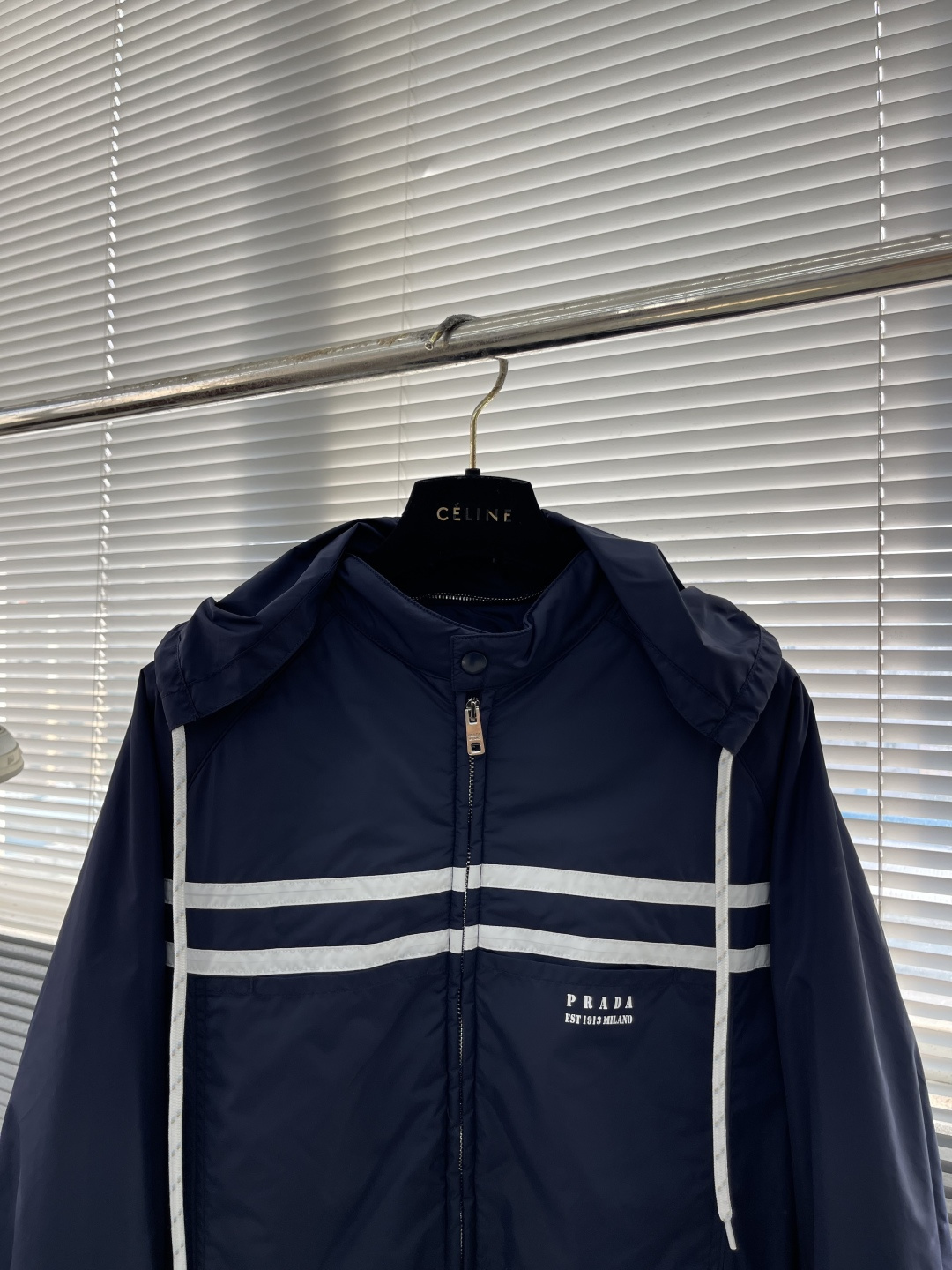 -PRAD 25fw秋冬新款再生尼龙棉夹克这款棉夹克再生尼龙制作而成，加棉保暖式设计，可拆卸风帽实现一衣