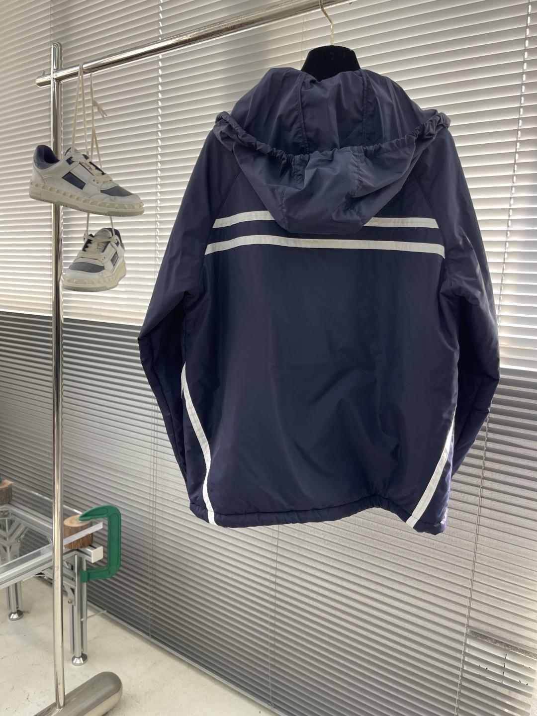 -PRAD 25fw秋冬新款再生尼龙棉夹克这款棉夹克再生尼龙制作而成，加棉保暖式设计，可拆卸风帽实现一衣