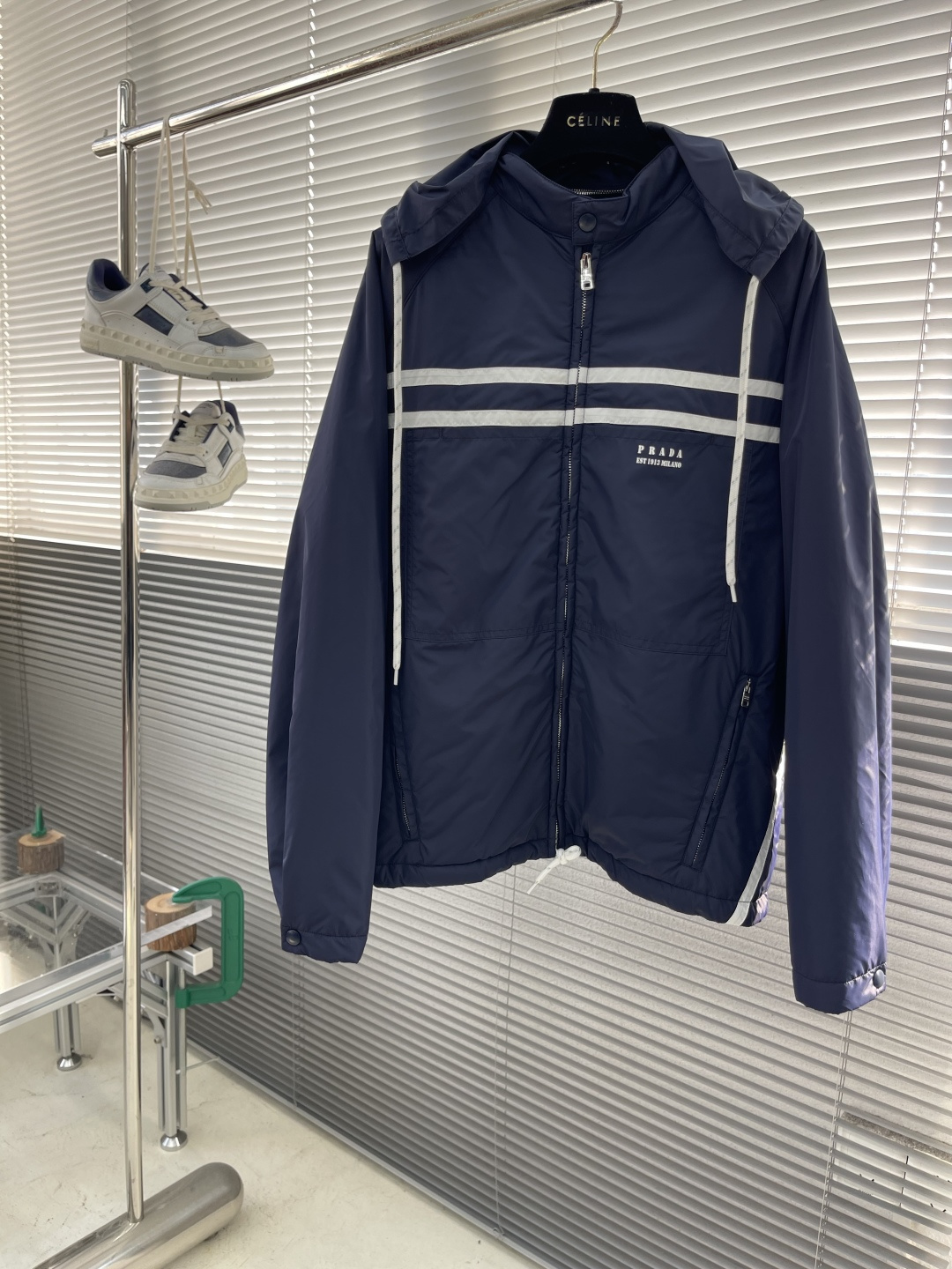 -PRAD 25fw秋冬新款再生尼龙棉夹克这款棉夹克再生尼龙制作而成，加棉保暖式设计，可拆卸风帽实现一衣