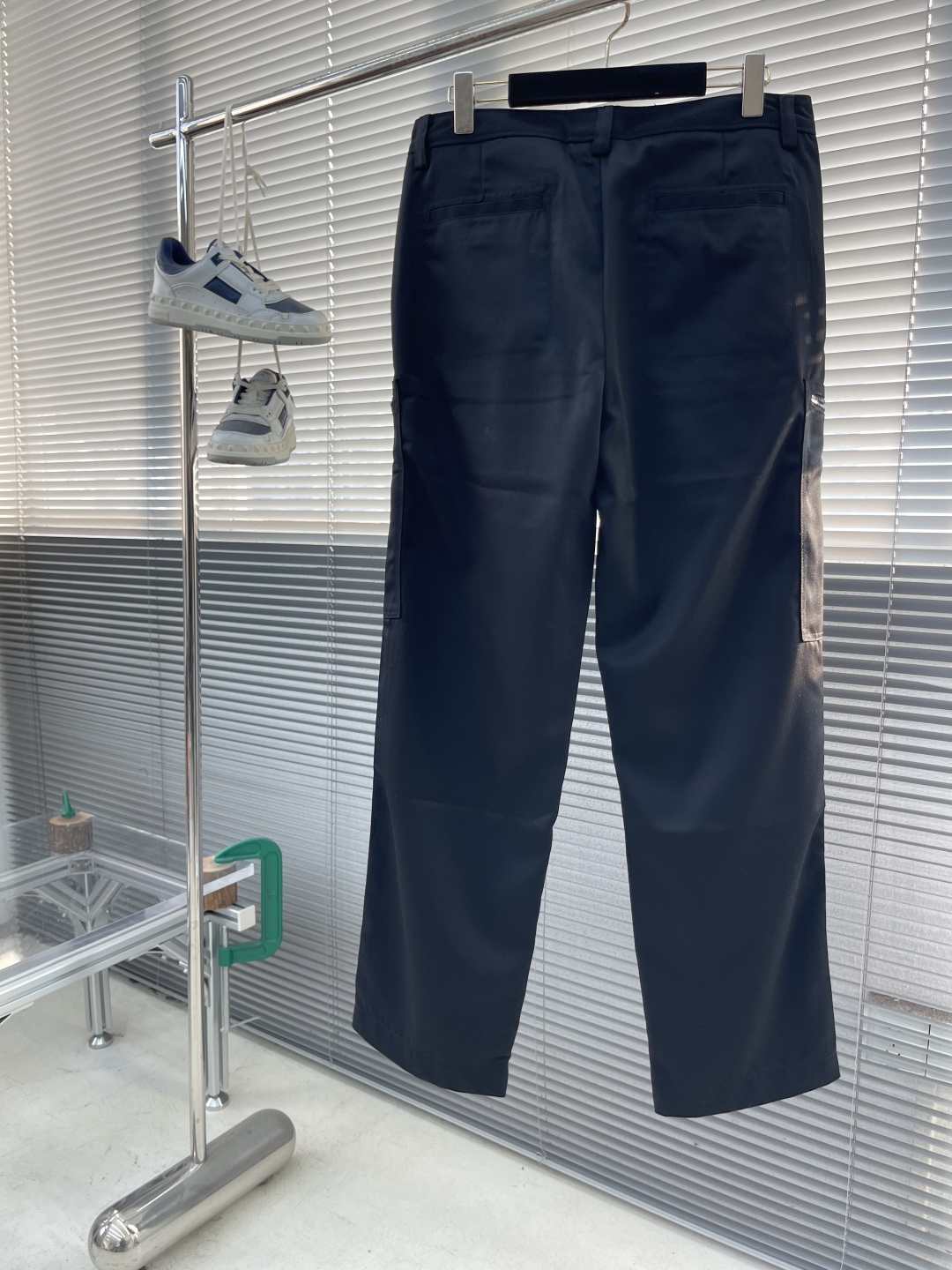 -驴牌 刺绣工装裤定制臻绒精纺羊毛缎纹织 光泽自然 织纹清晰 舒适贴肤 经典以一袭纯粹黑色 勾勒现代男士