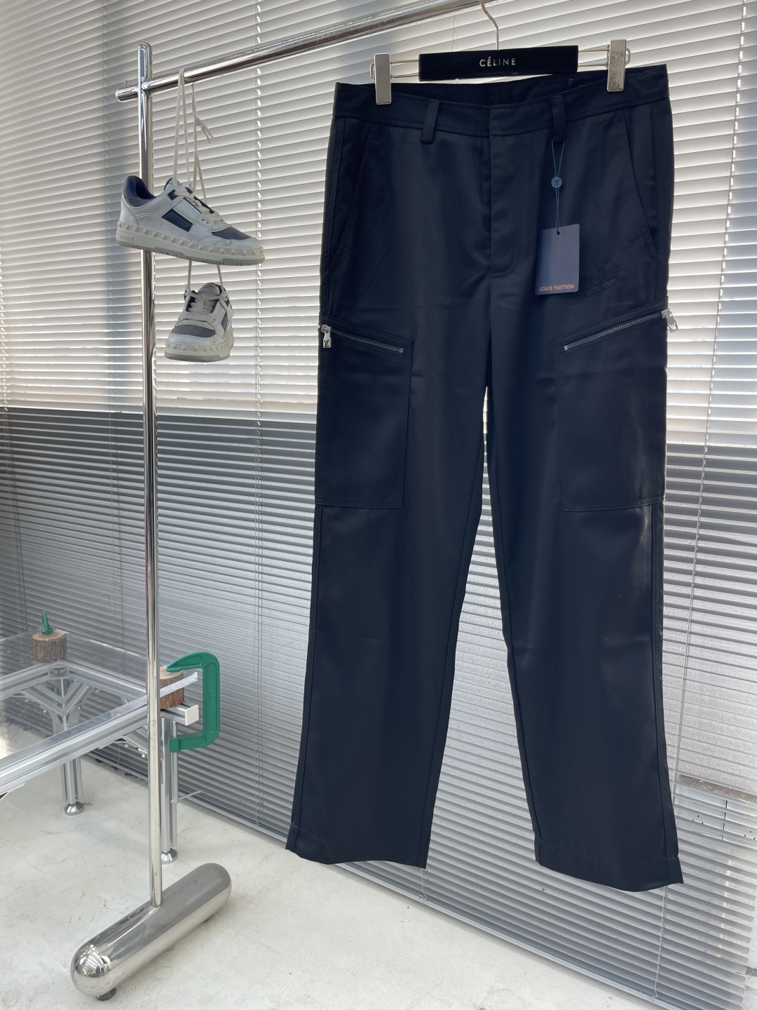 -驴牌 刺绣工装裤定制臻绒精纺羊毛缎纹织 光泽自然 织纹清晰 舒适贴肤 经典以一袭纯粹黑色 勾勒现代男士