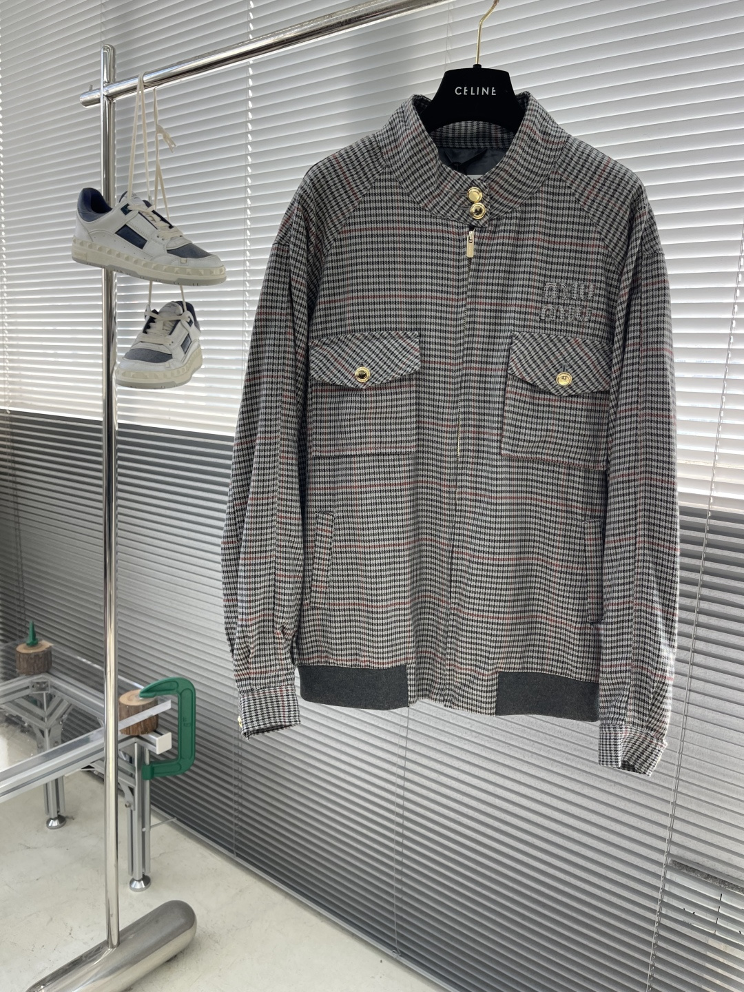 -MiuMiu 刺绣条纹格子外套采用50支4股纯棉毛料，定制1：1格子条纹面料。面料多色定染后，采用4股