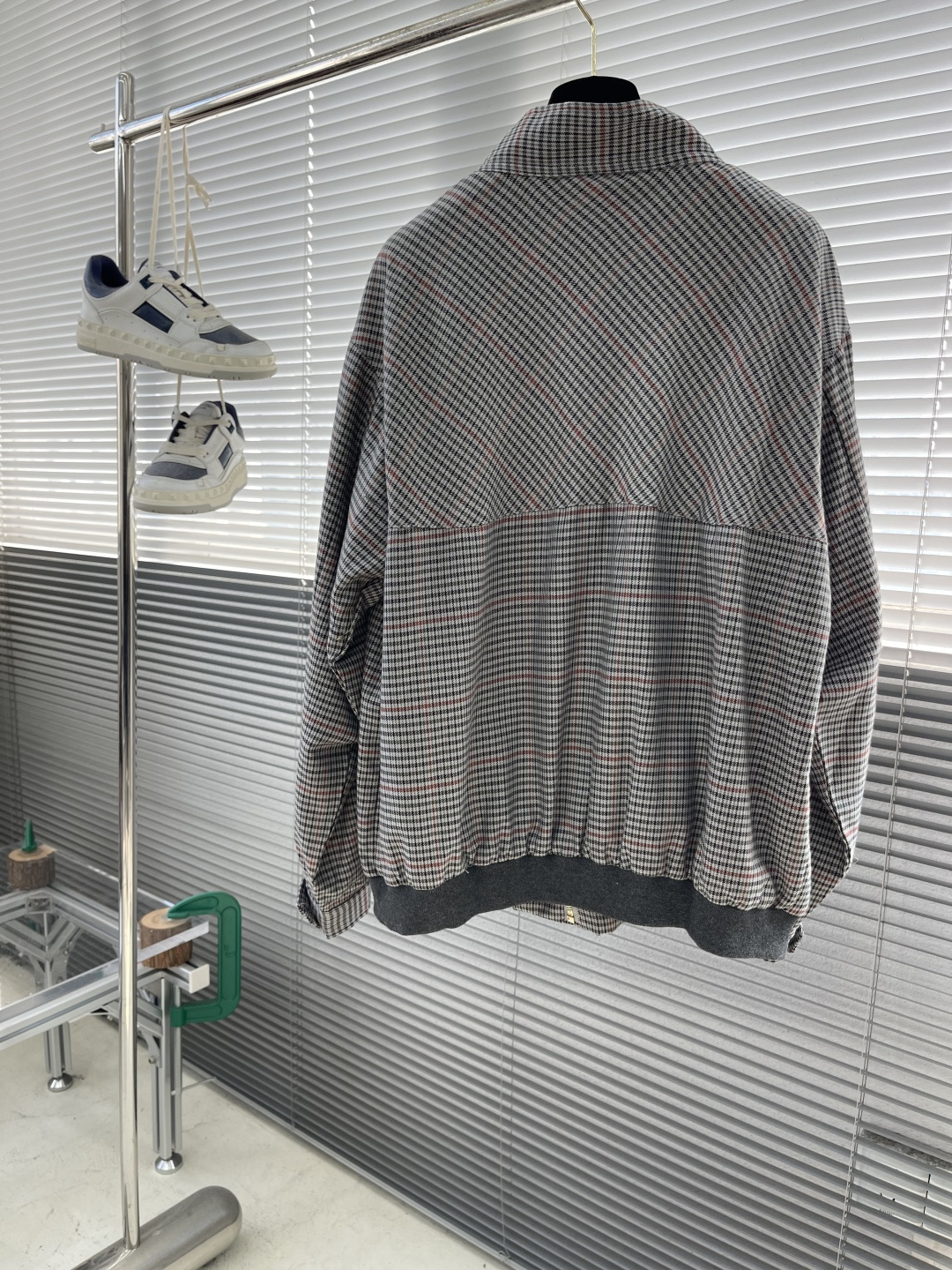 -MiuMiu 刺绣条纹格子外套采用50支4股纯棉毛料，定制1：1格子条纹面料。面料多色定染后，采用4股