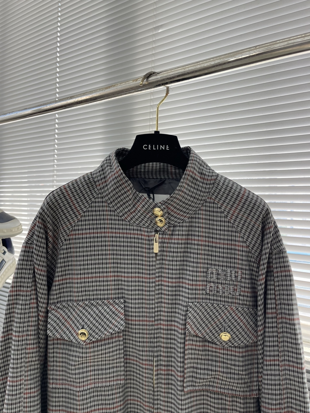 -MiuMiu 刺绣条纹格子外套采用50支4股纯棉毛料，定制1：1格子条纹面料。面料多色定染后，采用4股