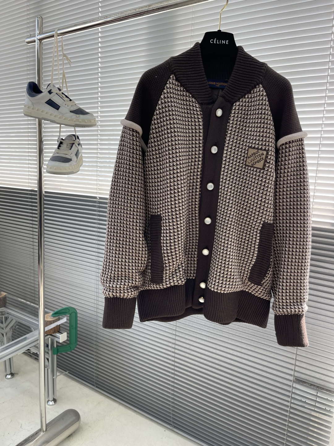 -驴牌 提花3D飞行员格子针织衫采用100%棉质毛料，内衬采用100%人棉。该款采用定染毛纱，米白配套染