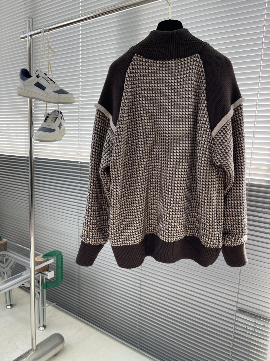 -驴牌 提花3D飞行员格子针织衫采用100%棉质毛料，内衬采用100%人棉。该款采用定染毛纱，米白配套染