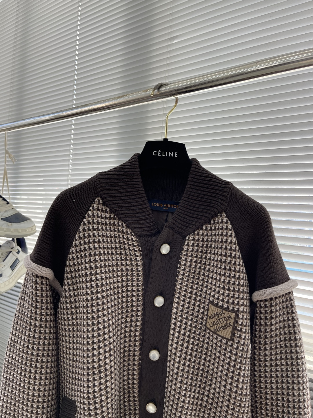 -驴牌 提花3D飞行员格子针织衫采用100%棉质毛料，内衬采用100%人棉。该款采用定染毛纱，米白配套染