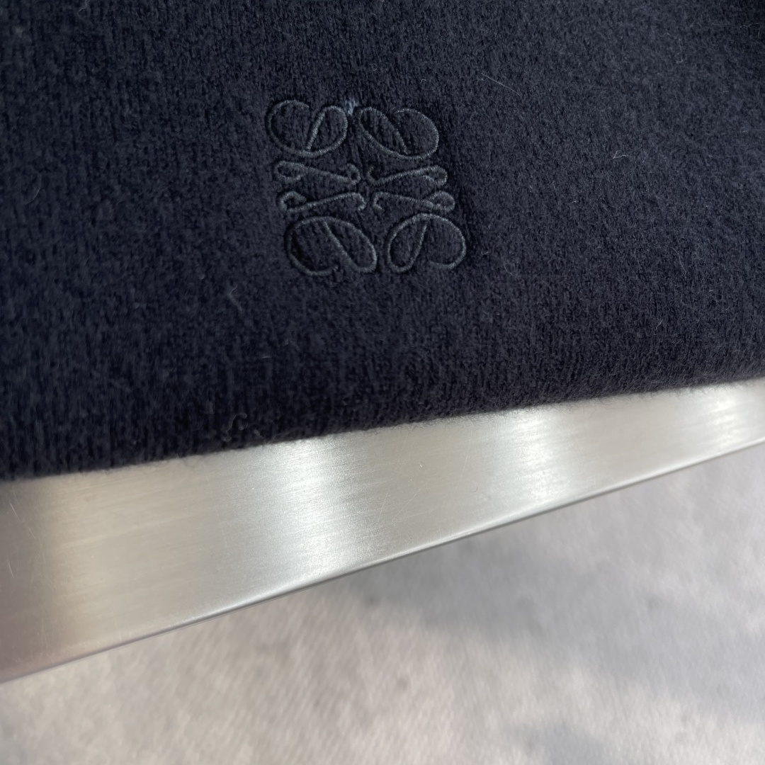 -LOEW 2025秋冬系列针织毛衣尺码: M-3XL 微阔版型工艺：绣花标识Logo，料子亲肤柔软 保