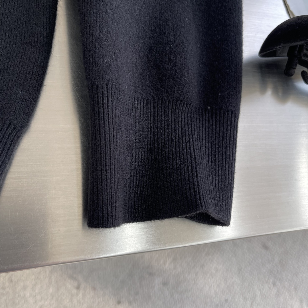 -LOEW 2025秋冬系列针织毛衣尺码: M-3XL 微阔版型工艺：绣花标识Logo，料子亲肤柔软 保