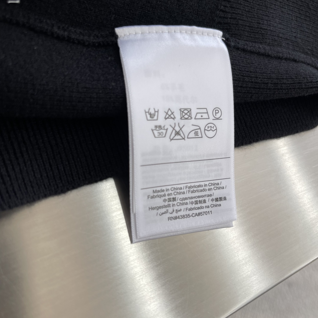 -LOEW 2025秋冬系列针织毛衣尺码: M-3XL 微阔版型工艺：绣花标识Logo，料子亲肤柔软 保