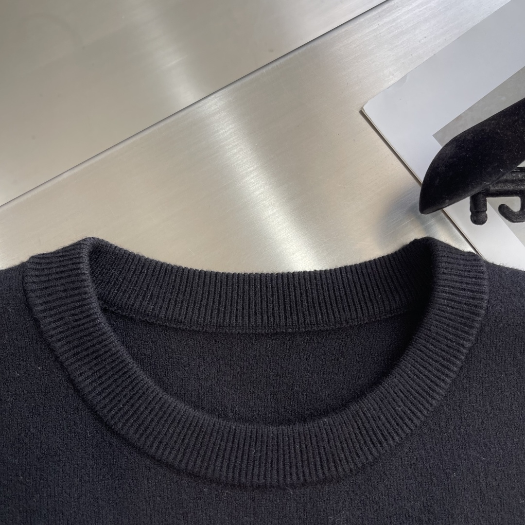 -LOEW 2025秋冬系列针织毛衣尺码: M-3XL 微阔版型工艺：绣花标识Logo，料子亲肤柔软 保