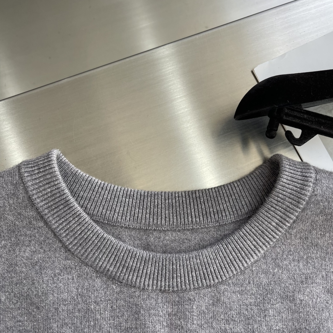 -LOEW 2025秋冬系列针织毛衣尺码: M-3XL 微阔版型工艺：绣花标识Logo，料子亲肤柔软 保