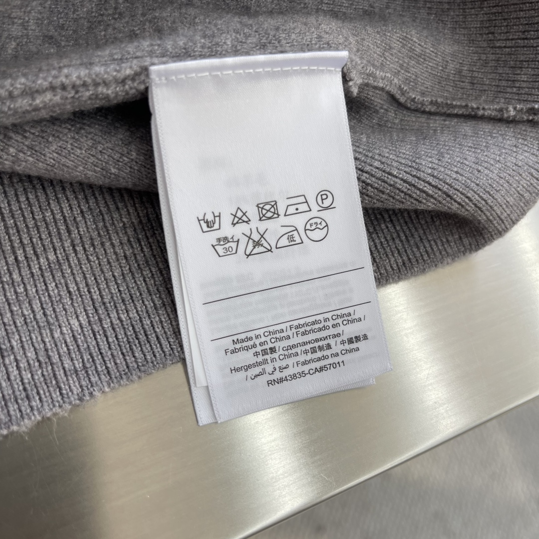 -LOEW 2025秋冬系列针织毛衣尺码: M-3XL 微阔版型工艺：绣花标识Logo，料子亲肤柔软 保