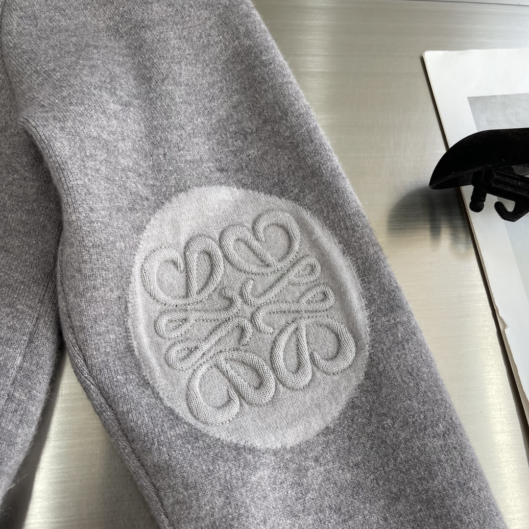 -LOEW 2025秋冬系列针织毛衣尺码: M-3XL 微阔版型工艺：绣花标识Logo，料子亲肤柔软 保