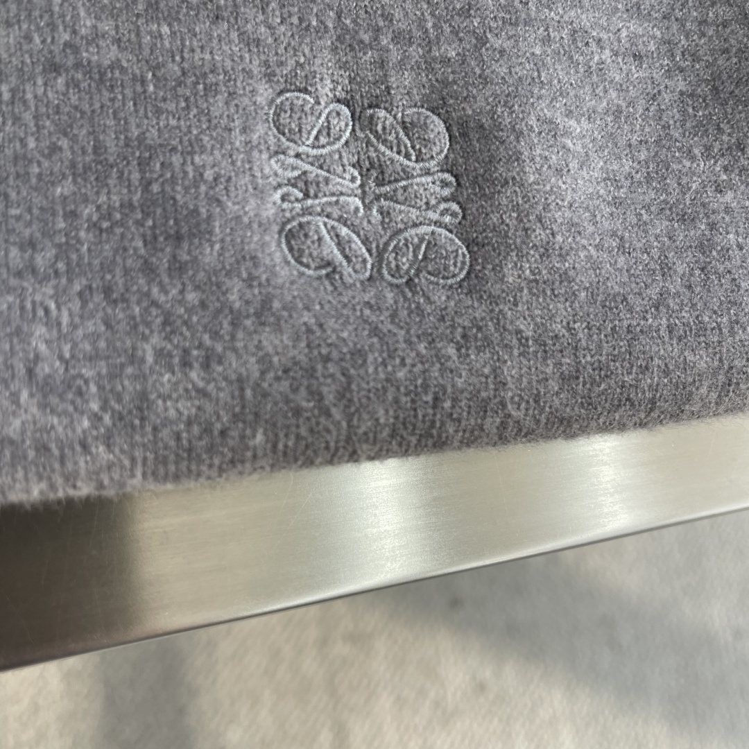 -LOEW 2025秋冬系列针织毛衣尺码: M-3XL 微阔版型工艺：绣花标识Logo，料子亲肤柔软 保