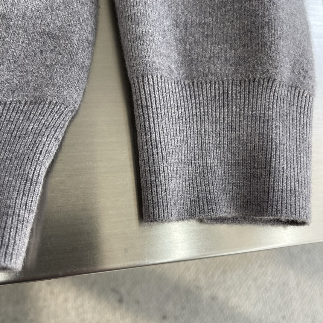 -LOEW 2025秋冬系列针织毛衣尺码: M-3XL 微阔版型工艺：绣花标识Logo，料子亲肤柔软 保