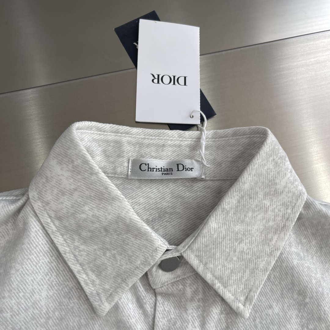 -Dio 25秋冬新款标签衬衣外套柔软细腻，胸前标识，款式新颖别致，让您穿着更加舒适，是秋日挺括衣装的不