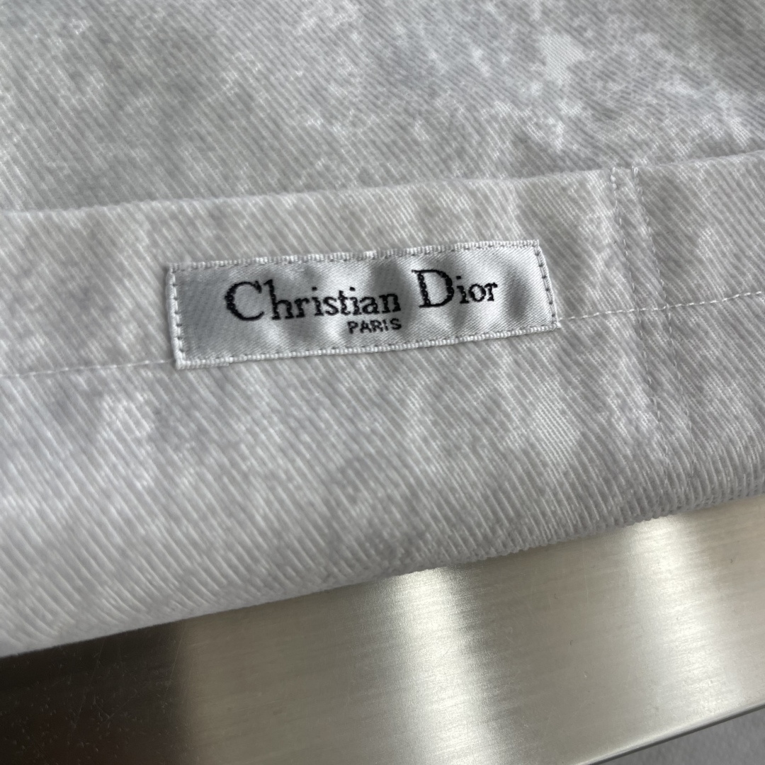 -Dio 25秋冬新款标签衬衣外套柔软细腻，胸前标识，款式新颖别致，让您穿着更加舒适，是秋日挺括衣装的不