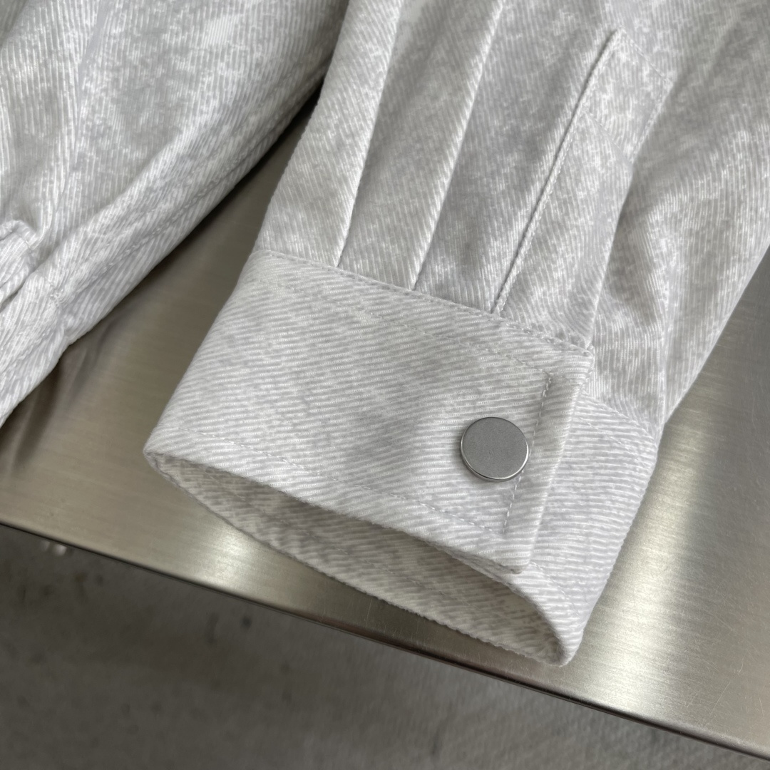 -Dio 25秋冬新款标签衬衣外套柔软细腻，胸前标识，款式新颖别致，让您穿着更加舒适，是秋日挺括衣装的不