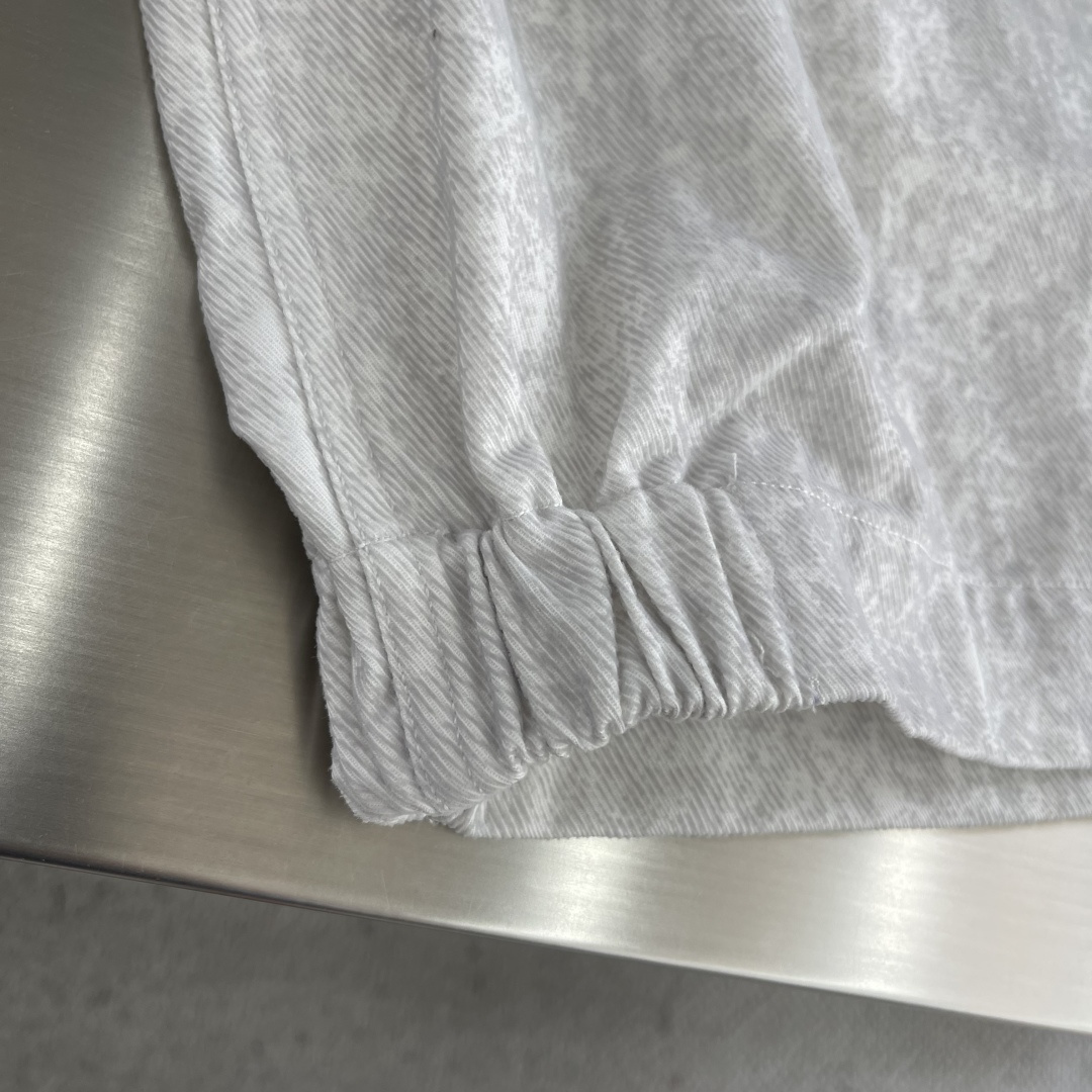 -Dio 25秋冬新款标签衬衣外套柔软细腻，胸前标识，款式新颖别致，让您穿着更加舒适，是秋日挺括衣装的不