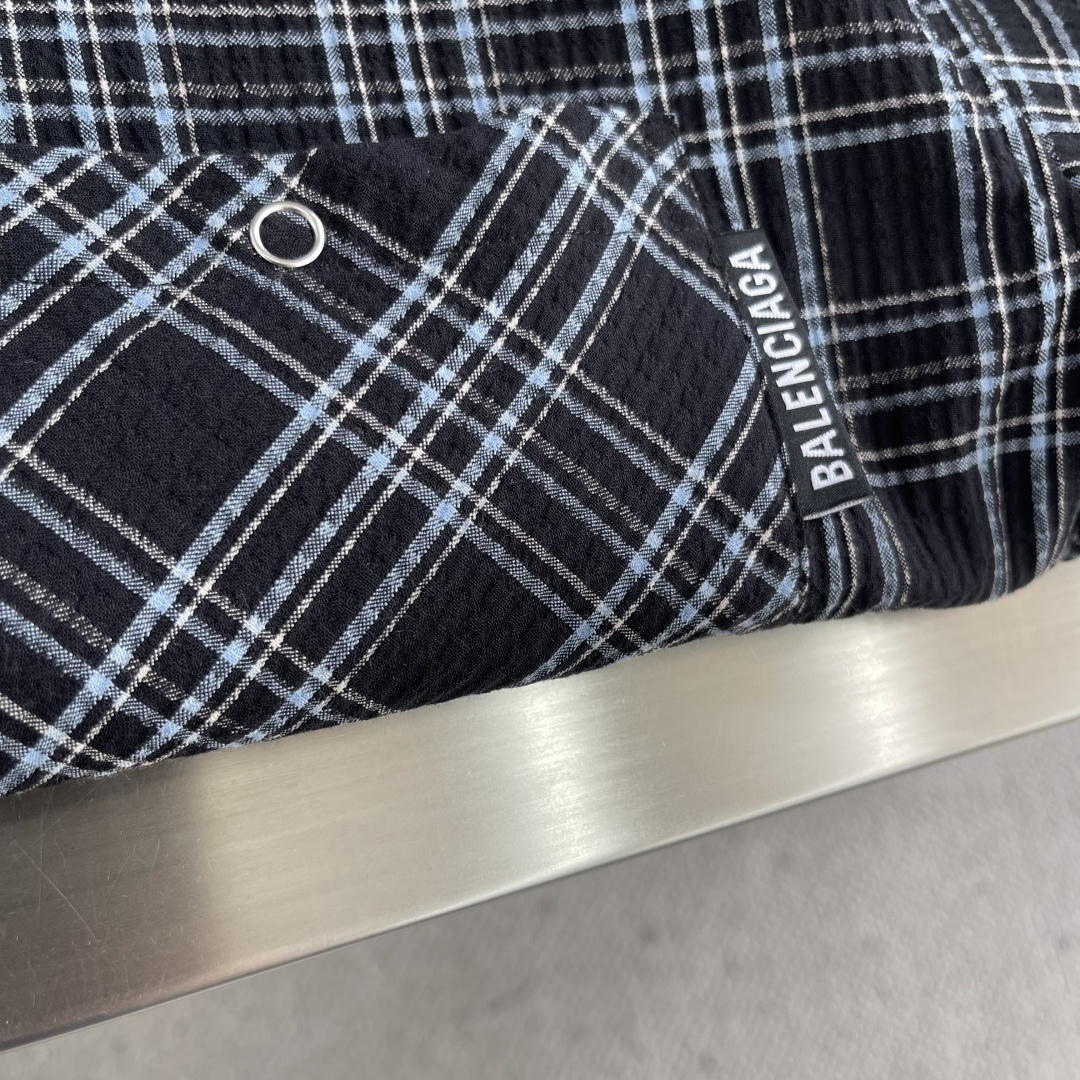 -Balenciag 新品深蓝色和深绿色轻盈格纹法兰绒大廓形衬衫轻盈格纹法兰绒（定制色织条纹面料）对格裁