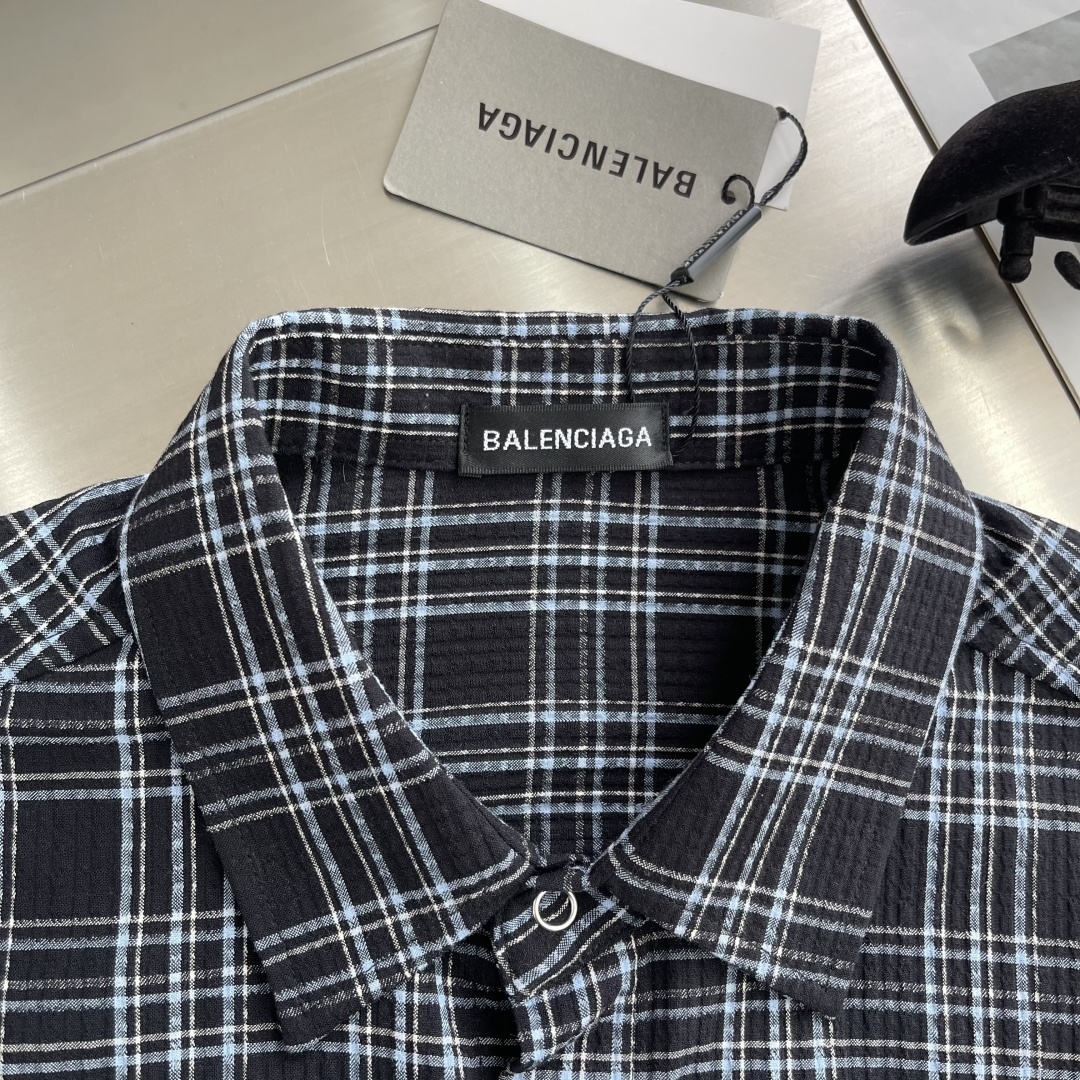 -Balenciag 新品深蓝色和深绿色轻盈格纹法兰绒大廓形衬衫轻盈格纹法兰绒（定制色织条纹面料）对格裁