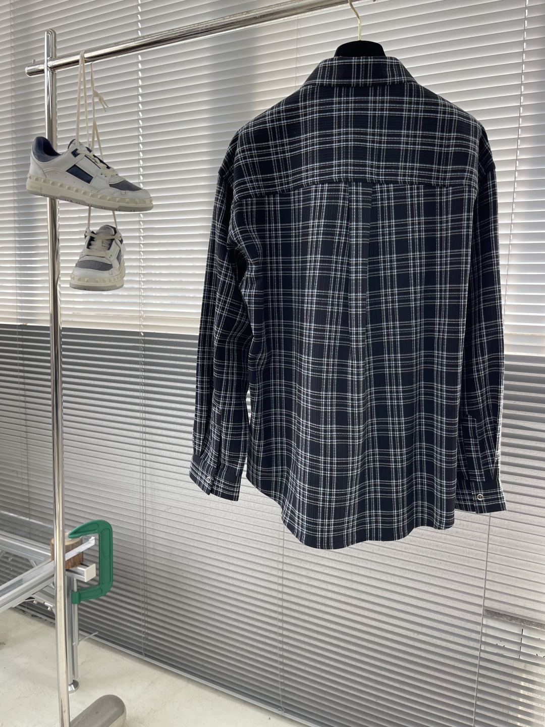 -Balenciag 新品深蓝色和深绿色轻盈格纹法兰绒大廓形衬衫轻盈格纹法兰绒（定制色织条纹面料）对格裁