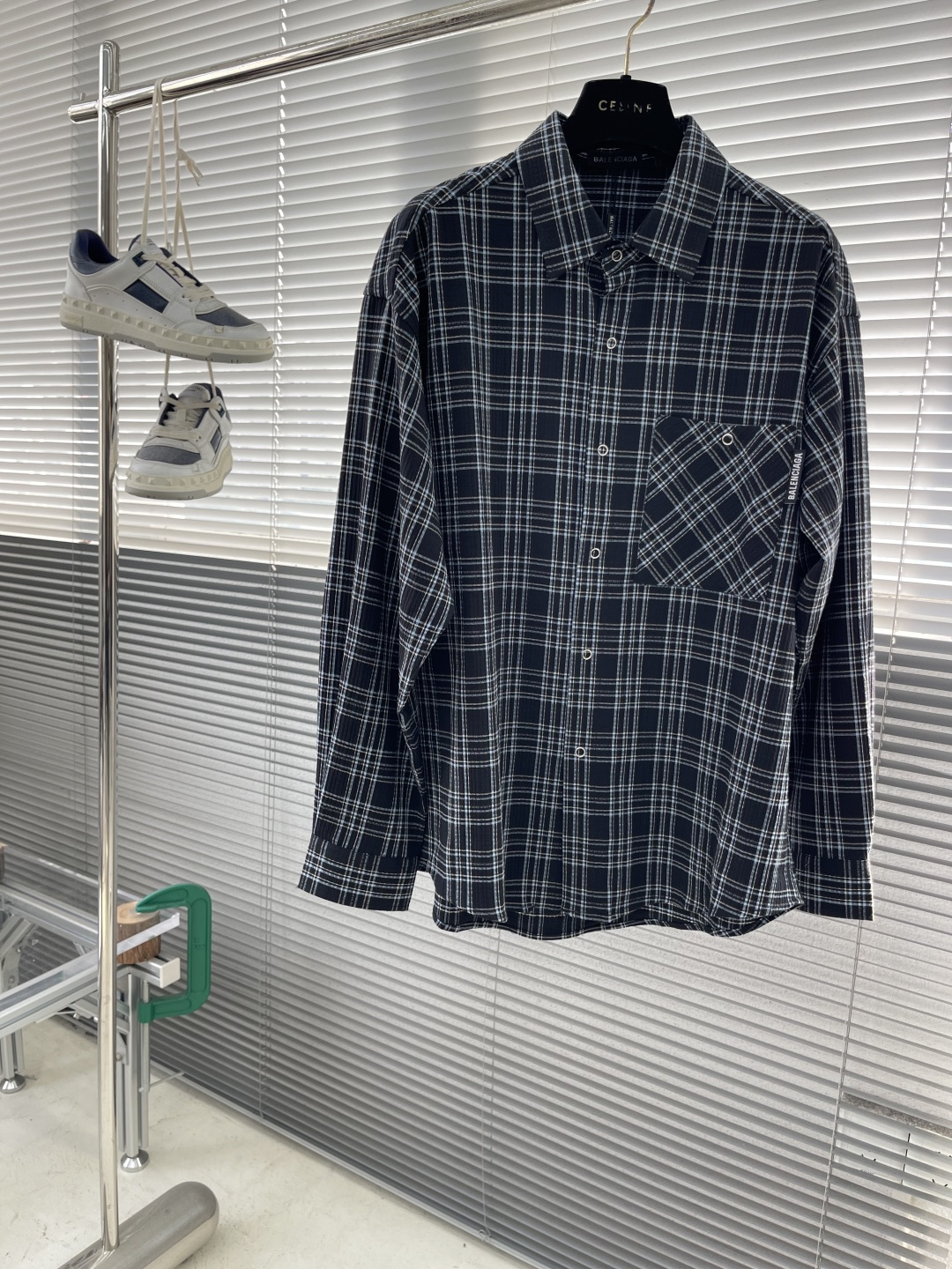 -Balenciag 新品深蓝色和深绿色轻盈格纹法兰绒大廓形衬衫轻盈格纹法兰绒（定制色织条纹面料）对格裁