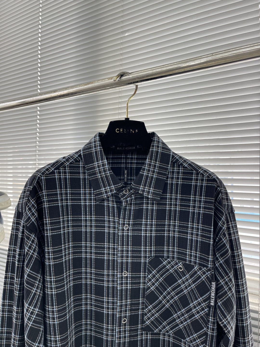 -Balenciag 新品深蓝色和深绿色轻盈格纹法兰绒大廓形衬衫轻盈格纹法兰绒（定制色织条纹面料）对格裁