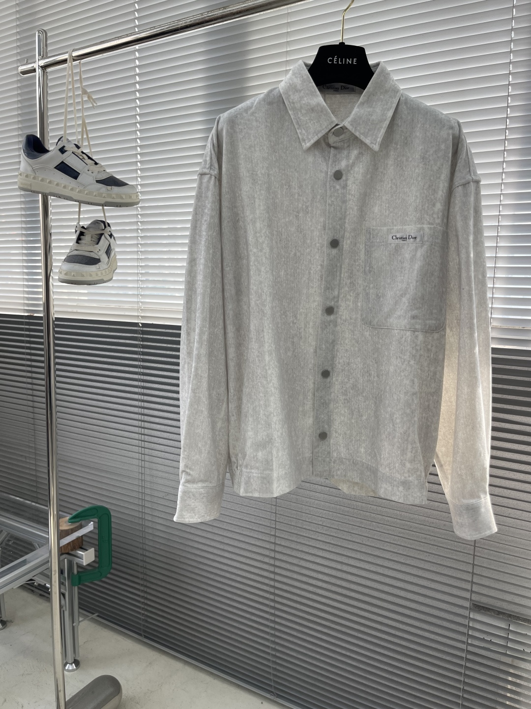 -Dio 25秋冬新款标签衬衣外套柔软细腻，胸前标识，款式新颖别致，让您穿着更加舒适，是秋日挺括衣装的不