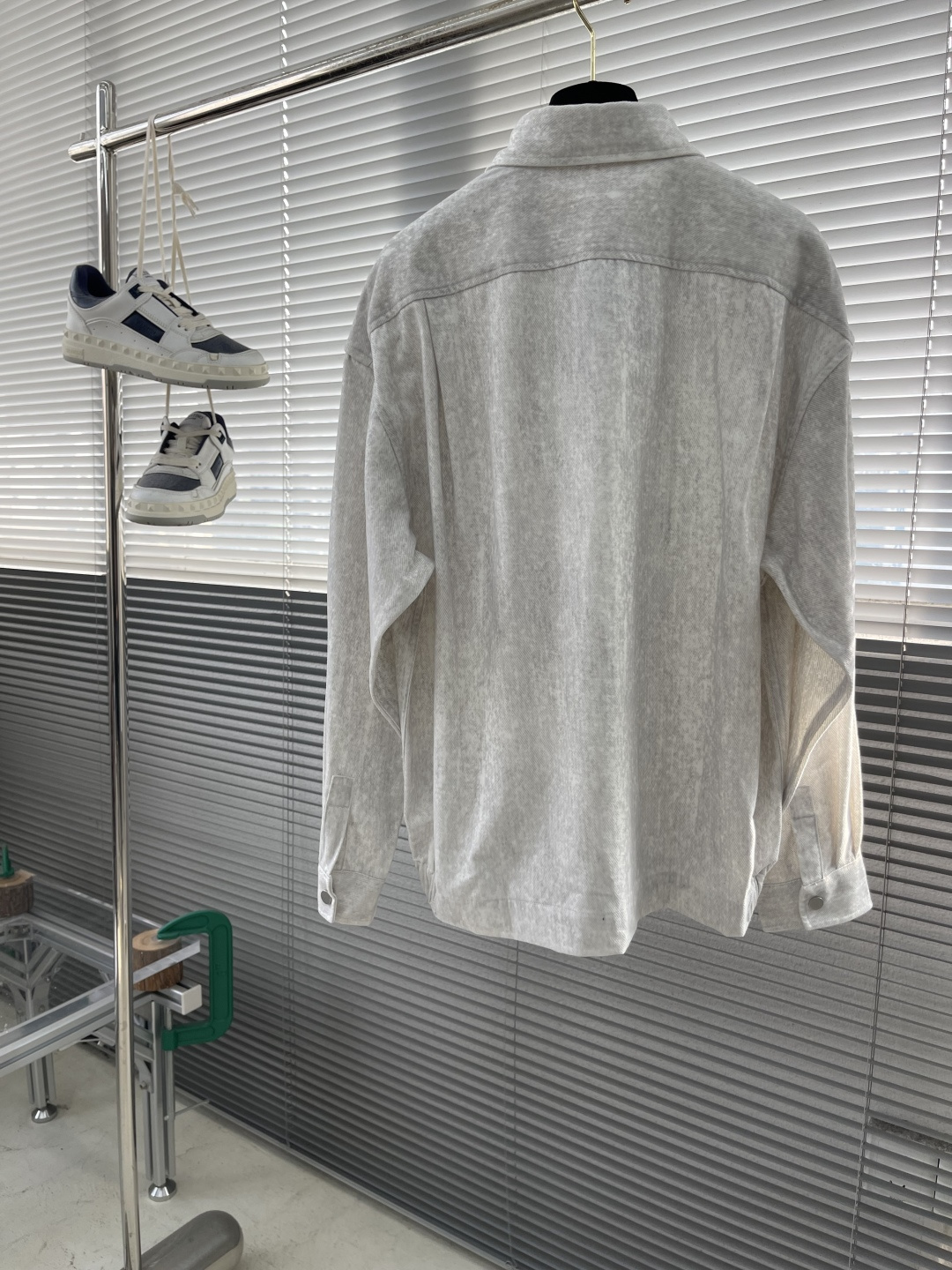 -Dio 25秋冬新款标签衬衣外套柔软细腻，胸前标识，款式新颖别致，让您穿着更加舒适，是秋日挺括衣装的不