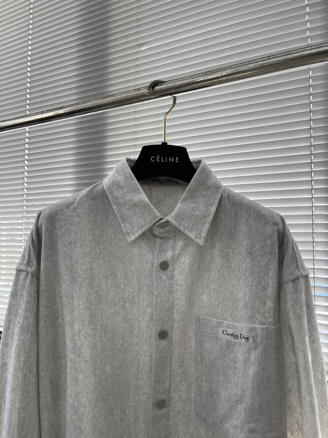 -Dio 25秋冬新款标签衬衣外套柔软细腻，胸前标识，款式新颖别致，让您穿着更加舒适，是秋日挺括衣装的不