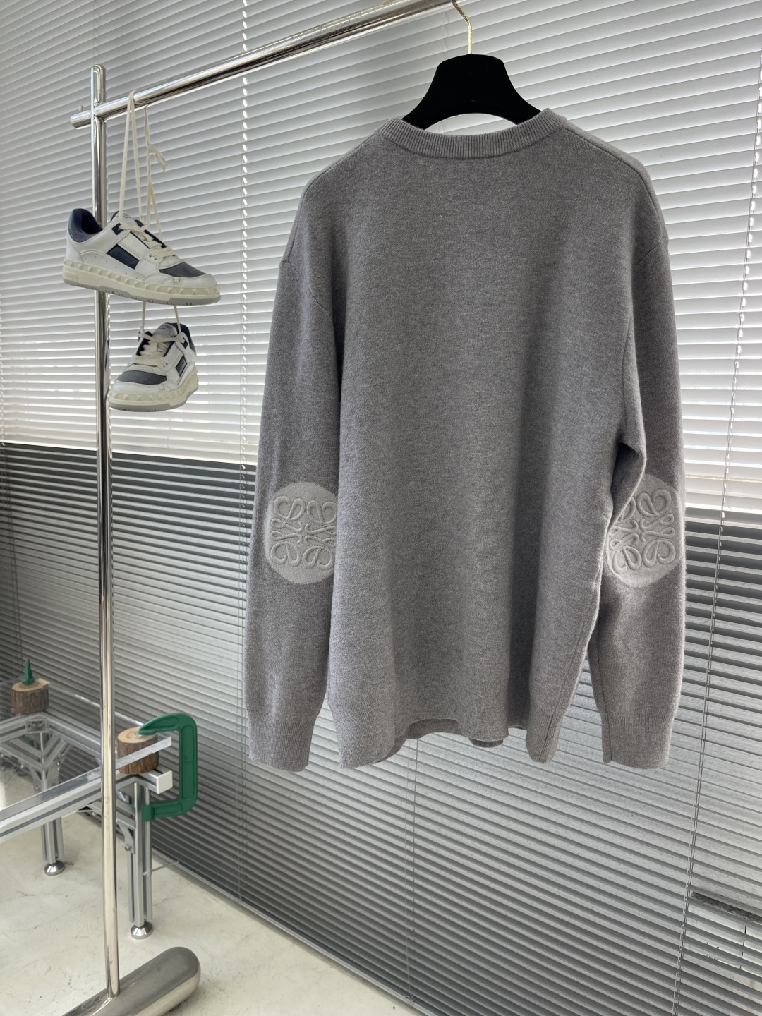 -LOEW 2025秋冬系列针织毛衣尺码: M-3XL 微阔版型工艺：绣花标识Logo，料子亲肤柔软 保