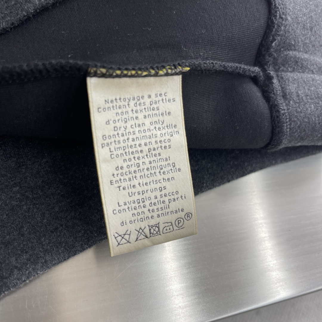 -Herme 2025秋冬新款圆领套头卫衣采用进口高支数羊毛混纺面料，立挺有型重工艺刺绣图案，增加衣服立