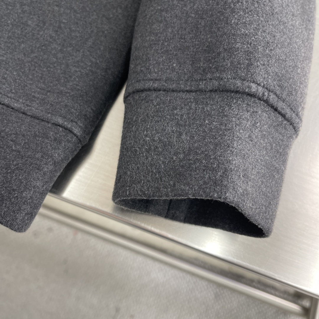 -Herme 2025秋冬新款圆领套头卫衣采用进口高支数羊毛混纺面料，立挺有型重工艺刺绣图案，增加衣服立