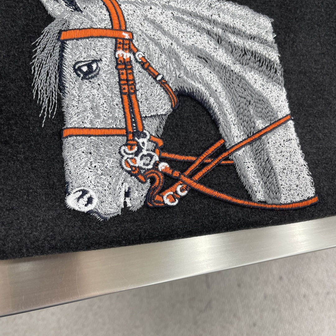 -Herme 2025秋冬新款圆领套头卫衣采用进口高支数羊毛混纺面料，立挺有型重工艺刺绣图案，增加衣服立