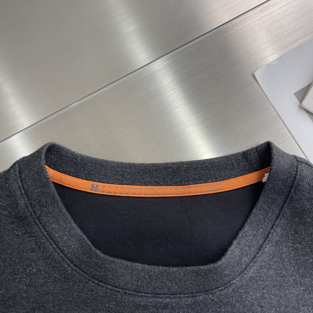 -Herme 2025秋冬新款圆领套头卫衣采用进口高支数羊毛混纺面料，立挺有型重工艺刺绣图案，增加衣服立