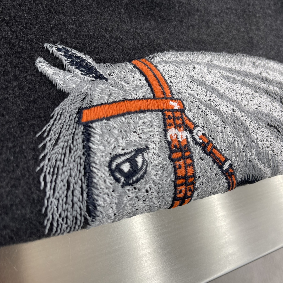 -Herme 2025秋冬新款圆领套头卫衣采用进口高支数羊毛混纺面料，立挺有型重工艺刺绣图案，增加衣服立