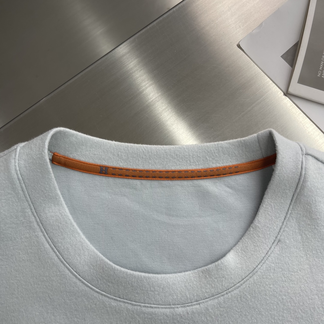 -Herme 2025秋冬新款圆领套头卫衣采用进口高支数羊毛混纺面料，立挺有型重工艺刺绣图案，增加衣服立