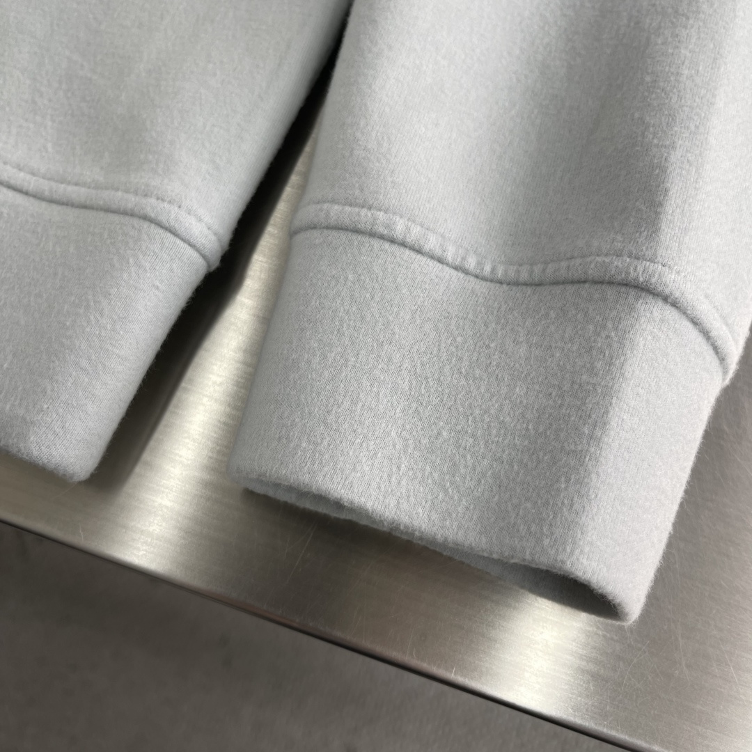 -Herme 2025秋冬新款圆领套头卫衣采用进口高支数羊毛混纺面料，立挺有型重工艺刺绣图案，增加衣服立