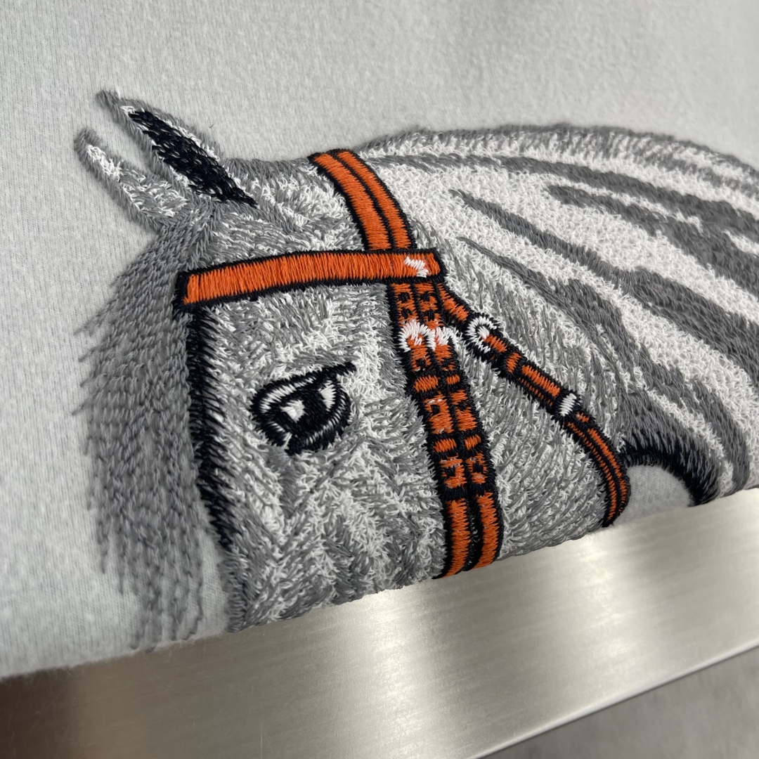 -Herme 2025秋冬新款圆领套头卫衣采用进口高支数羊毛混纺面料，立挺有型重工艺刺绣图案，增加衣服立