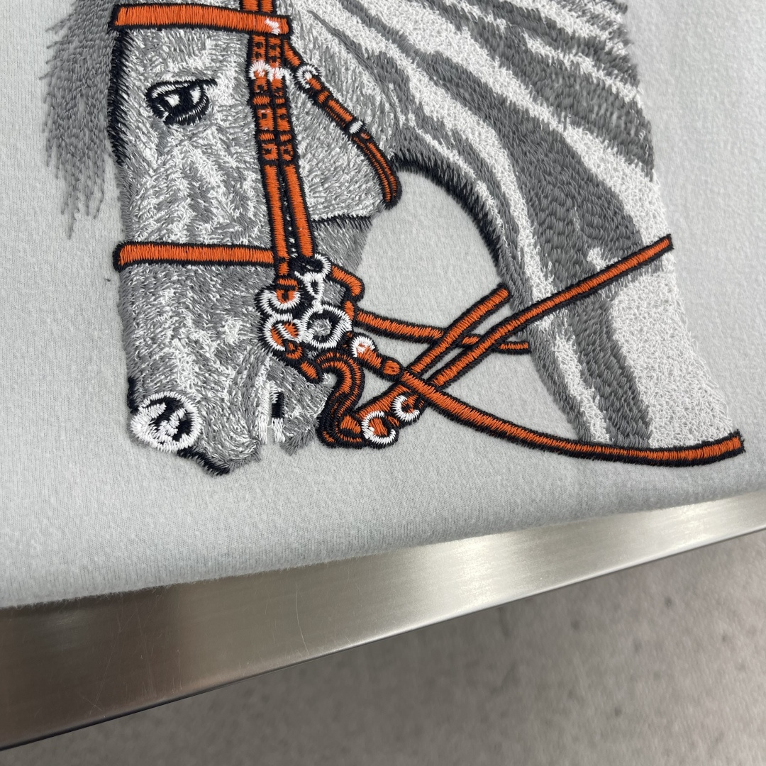 -Herme 2025秋冬新款圆领套头卫衣采用进口高支数羊毛混纺面料，立挺有型重工艺刺绣图案，增加衣服立