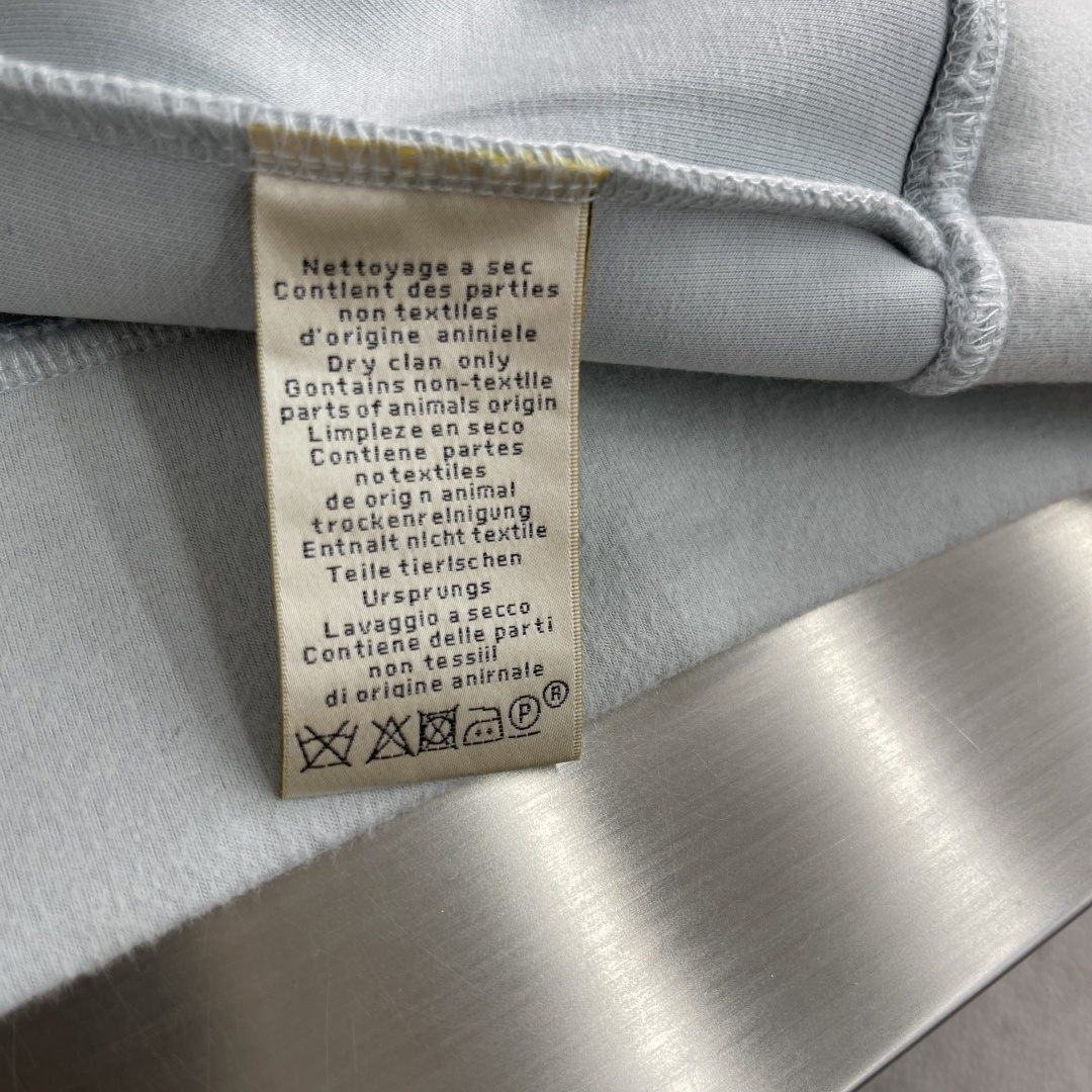 -Herme 2025秋冬新款圆领套头卫衣采用进口高支数羊毛混纺面料，立挺有型重工艺刺绣图案，增加衣服立