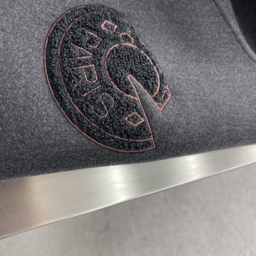 -Herme 2025秋冬新款棒球外套采用进口高支数羊毛混纺面料，立挺有型重工艺刺绣图案，增加衣服立体感