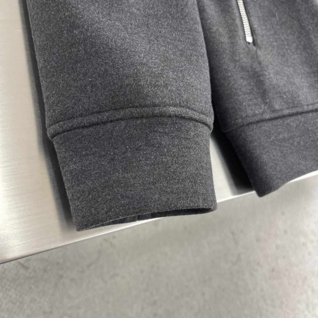 -Herme 2025秋冬新款棒球外套采用进口高支数羊毛混纺面料，立挺有型重工艺刺绣图案，增加衣服立体感