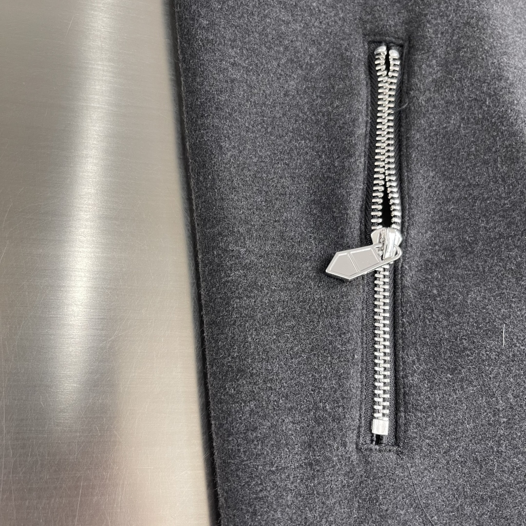 -Herme 2025秋冬新款棒球外套采用进口高支数羊毛混纺面料，立挺有型重工艺刺绣图案，增加衣服立体感